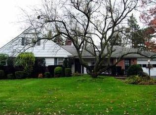 54 Tanners Rd, Great Neck, NY 11020