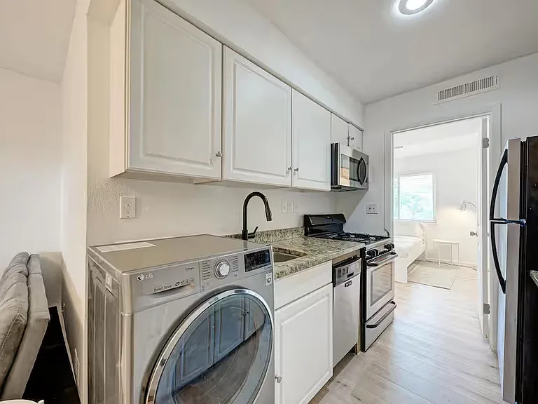 1106 W 22nd St #4 — Photo 8