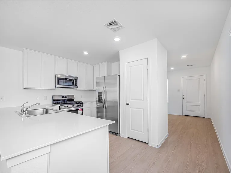 21043 Santopadre St — Photo 12