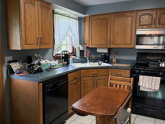 4th image of 27 Christine Dr