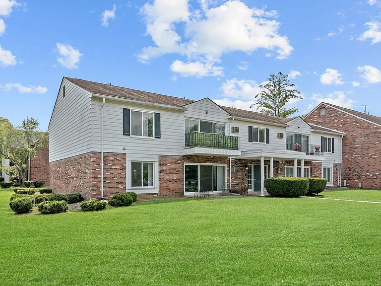Apple Ridge Apartments - Livonia, MI — Photo 28