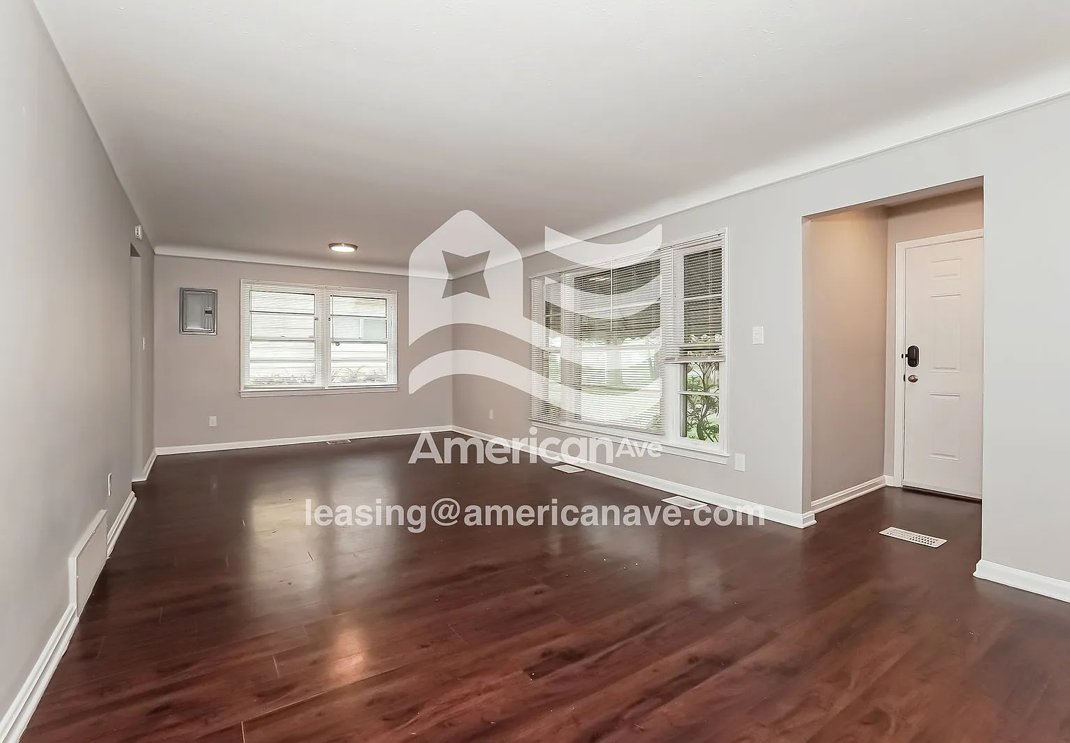 3 bed, 1.0 bath, 1052 sqft, $2,483 — Photo 3