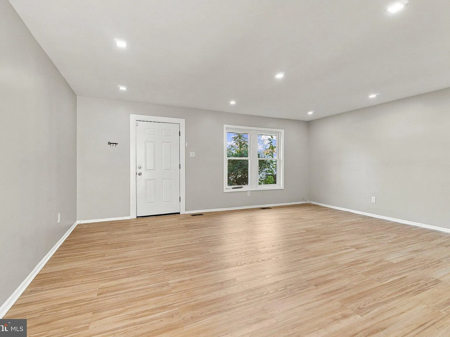 3 bed, 1.5 bath, 1450 sqft, $2,500 — Photo 2