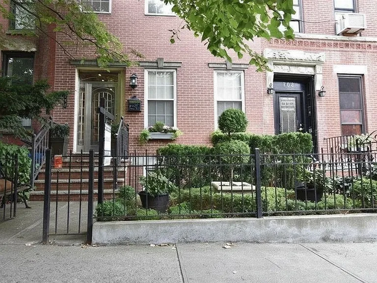 704 De Graw St #2 — Photo 10