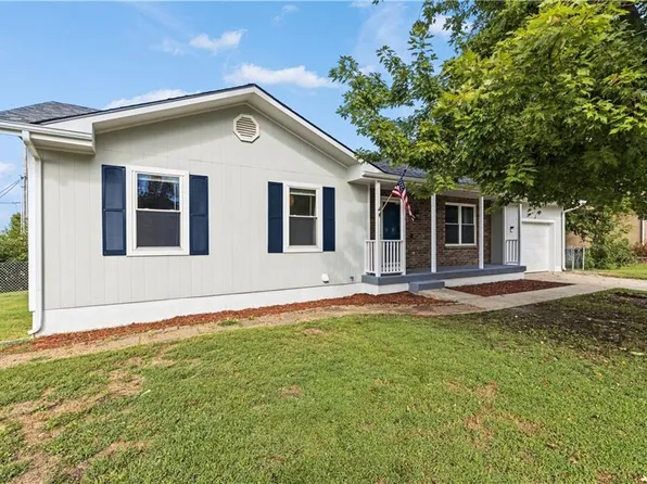 504 Younger Dr, Harrisonville, MO 64701
