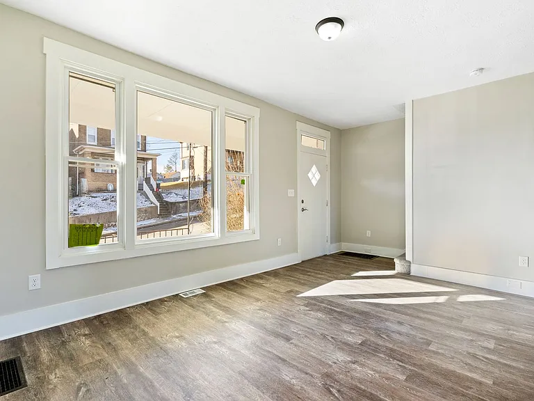 329 Quincy Ave — Photo 6