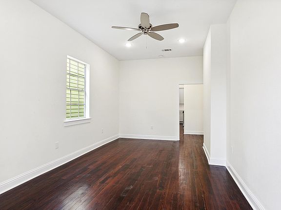 Living room/entry
