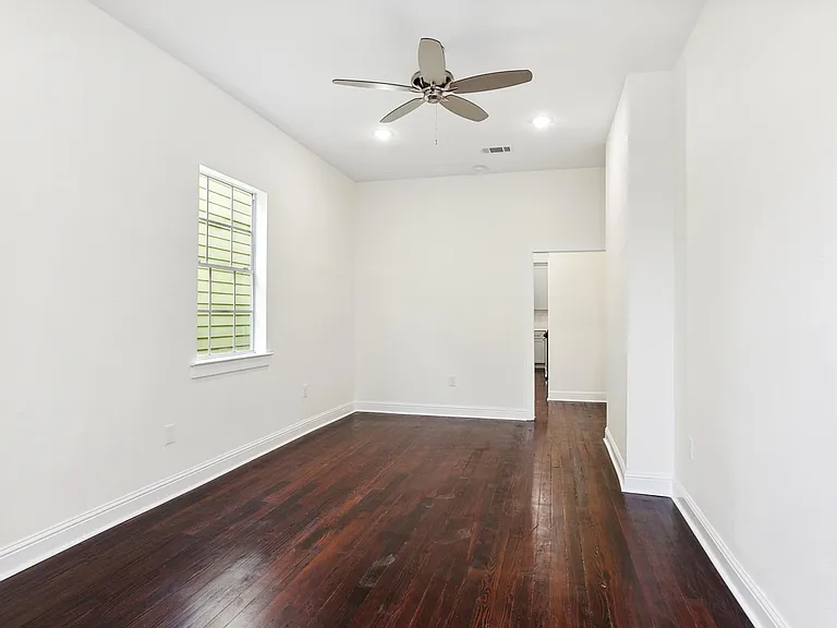 Living room/entry