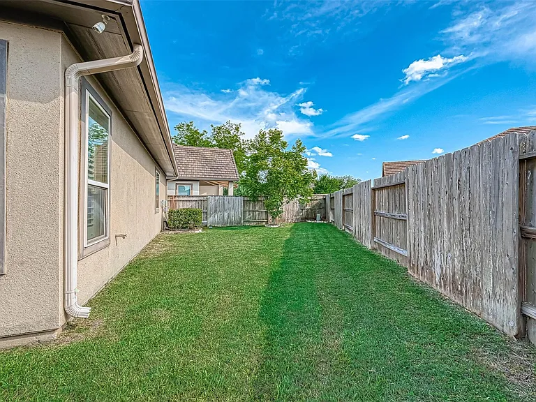 5014 Fairford Dr — Photo 32