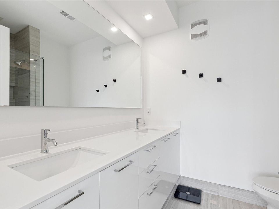 533 E Harrison 3, photo 19