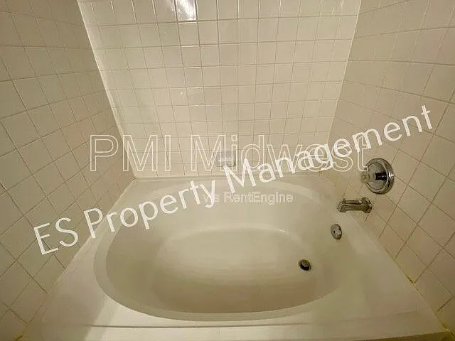 10902 Glenayr Dr — Photo 18