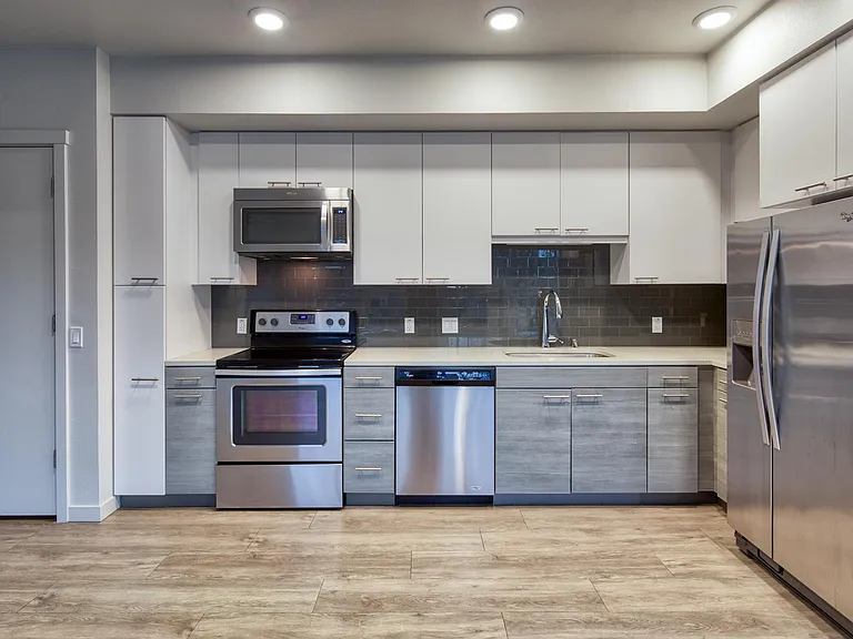 EVIVA Midtown Apartments — Photo 36