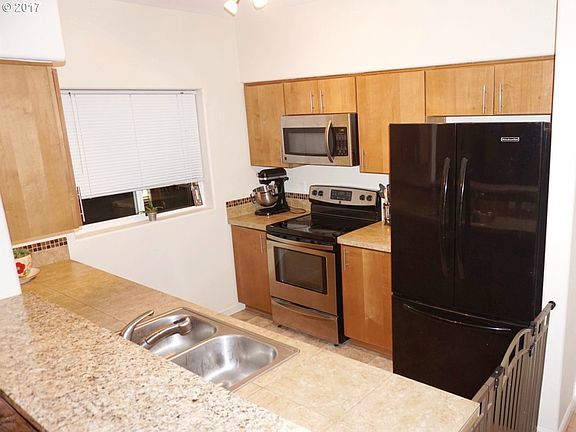 5th image of 10804 NE Holly St Unit 106