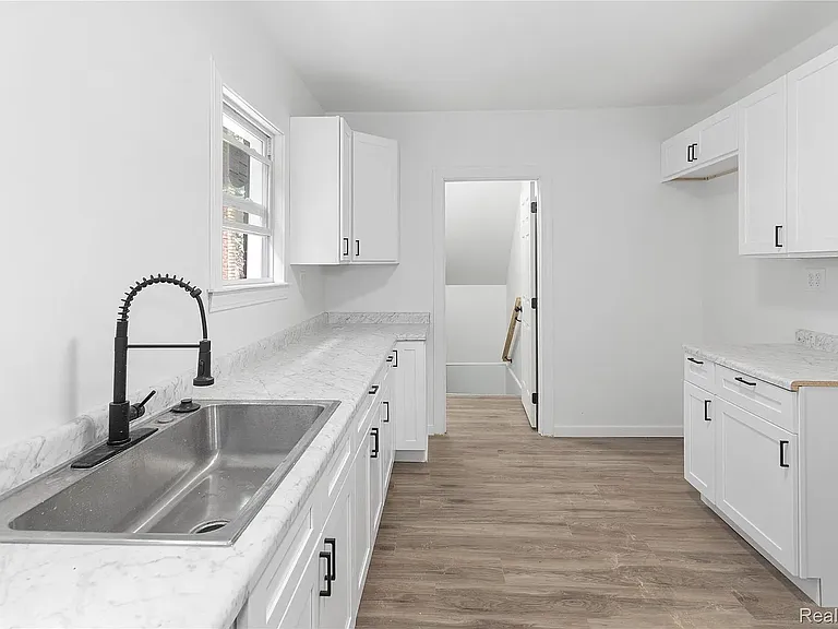 2509-1 Gladstone St — Photo 7