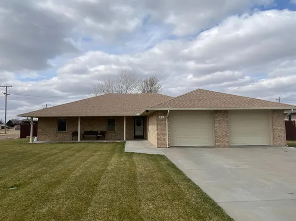 525 Jayhawk Ave, Hugoton, KS 67951