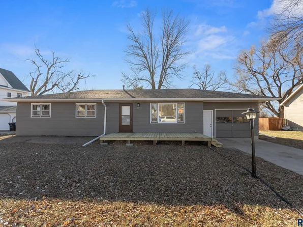 609 W 4th Ave, Lennox, SD 57039