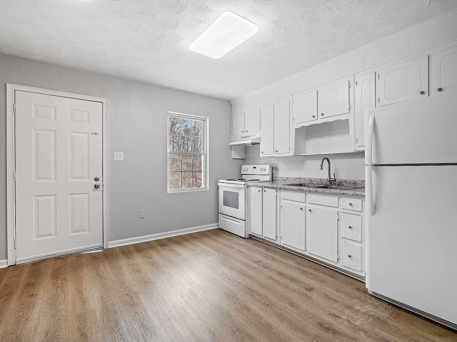 3 bed, 1.0 bath, 790 sqft, $975 — Photo 3