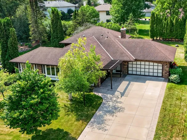 21 Carriage Ln, Burnsville, MN 55306