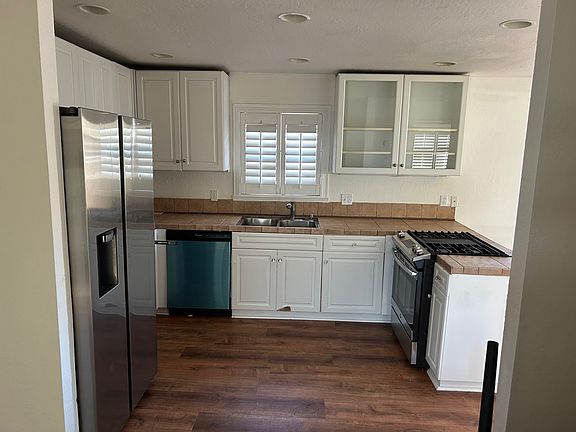 2nd image of 115 W 19th St