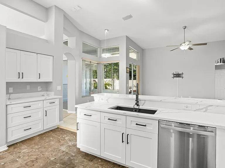 2810 University Acres Dr — Photo 9