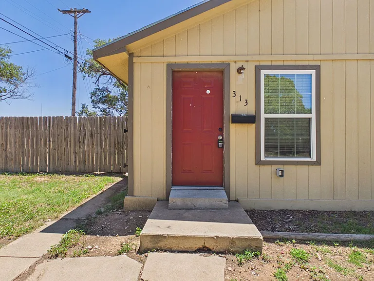 313 SW 35th Ave #A — Photo 2