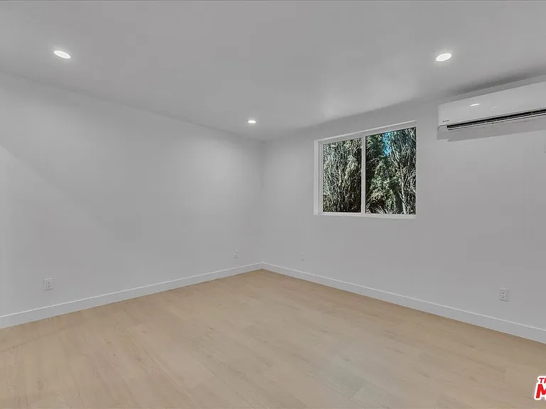 6913 1/2 Encino Ave #UPPER — Photo 28