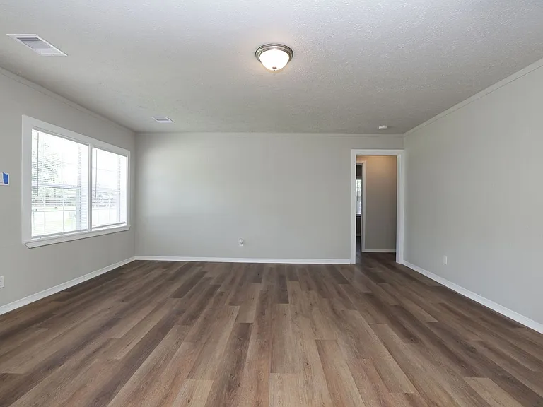 9026 Lake Forest Blvd — Photo 6