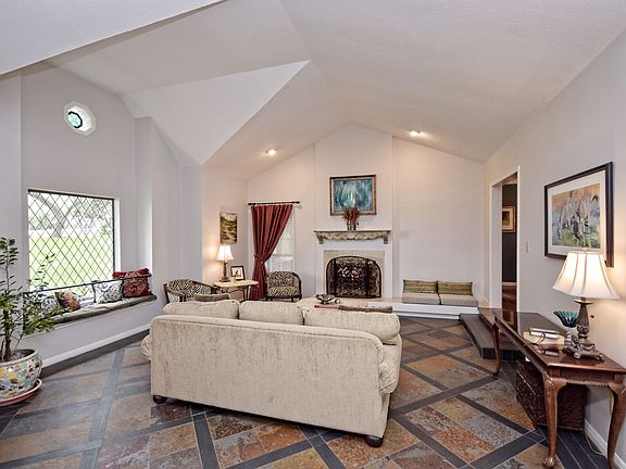 5th image of 9106 Glenlake Dr