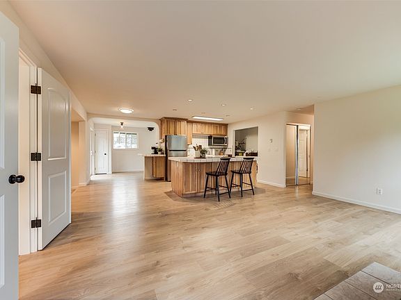 5th image of 13827 39th Drive NW