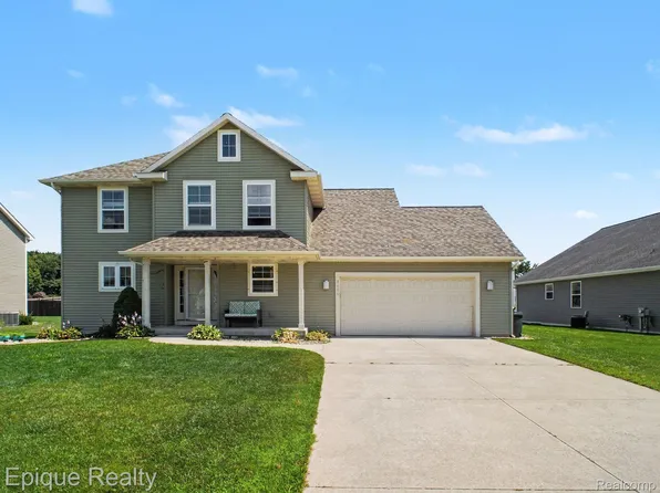 8686 Summer Ridge Dr, Freeland, MI 48623