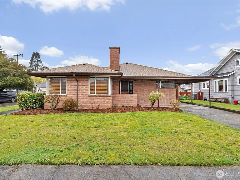 501 N Oak St — Photo 16