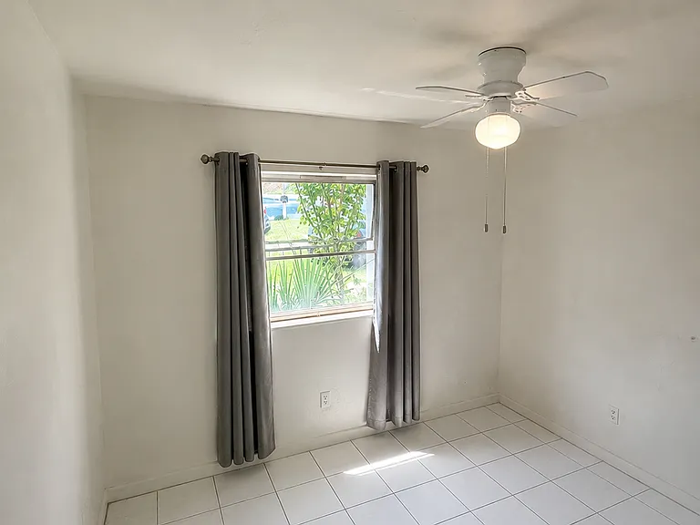 4409 W North B St — Photo 2