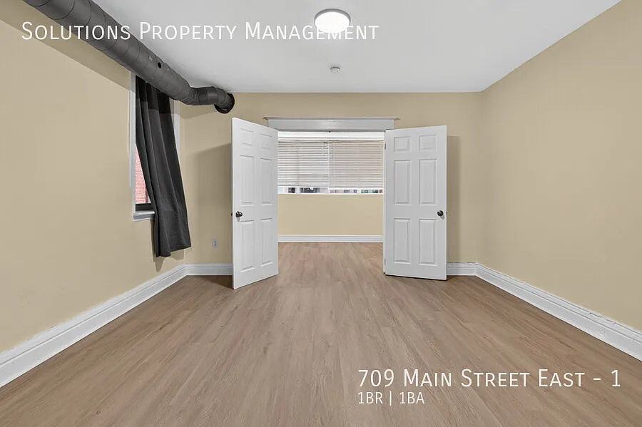 Large and Bright 1 Bedroom Apartment — Photo 2
