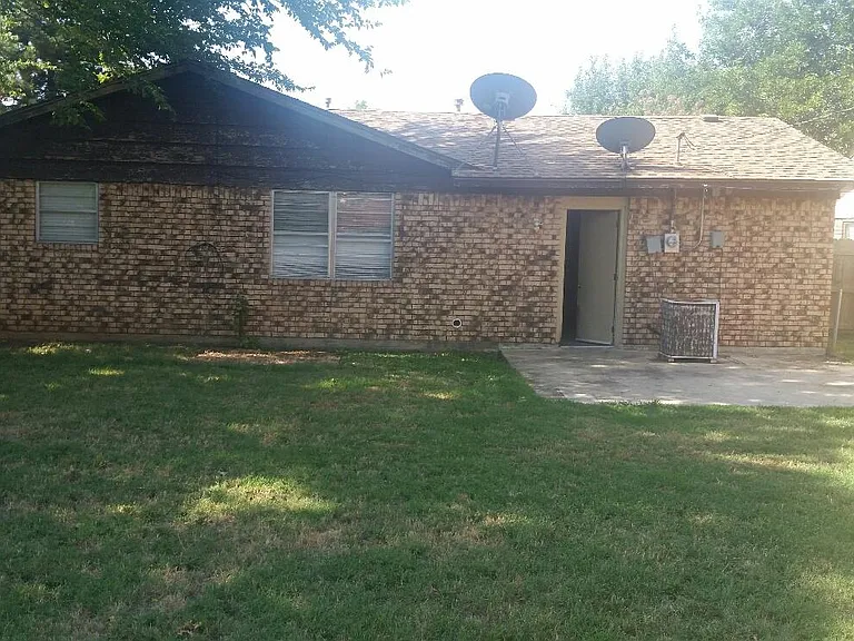 3810 SE Dorchester Dr — Photo 2