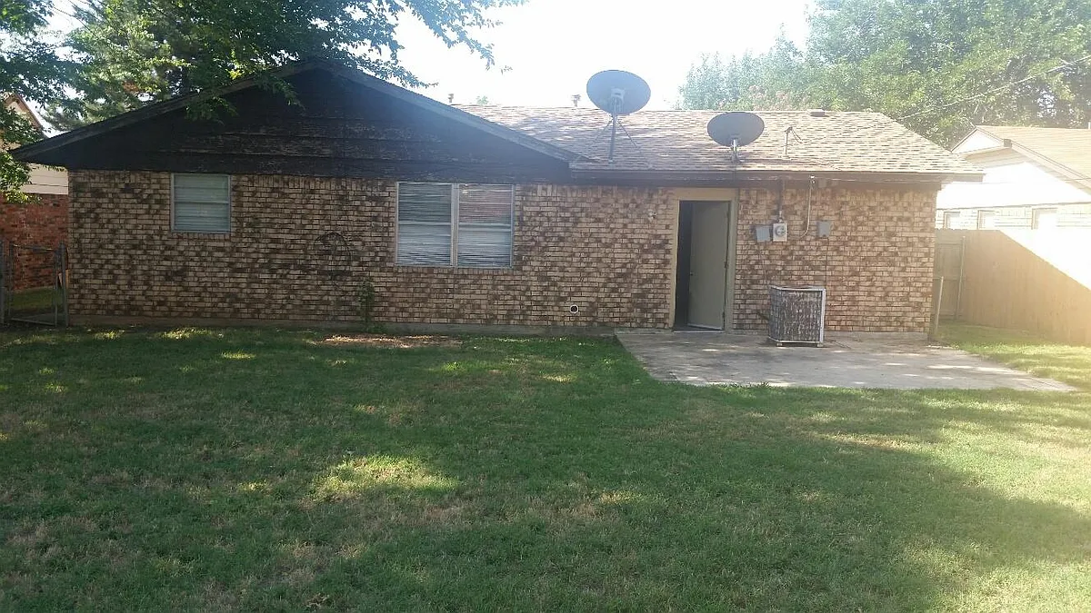 Building Photo - 3810 SE Dorchester Dr