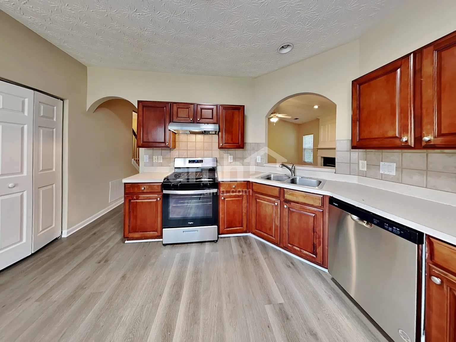 4 bed, 2.0 bath, 2400 sqft, $2,315 — Photo 3