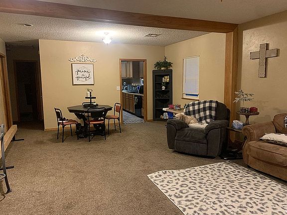 Living room/dining room 