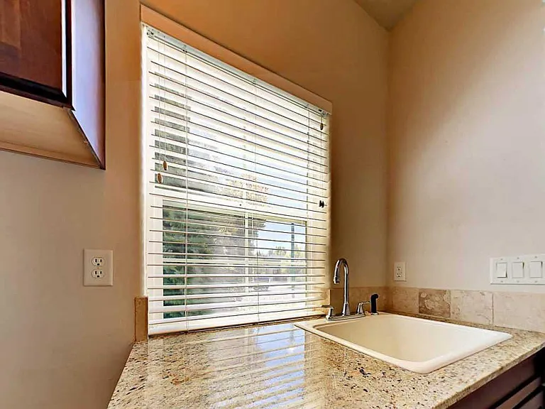946 E Winding Creek Dr — Photo 21