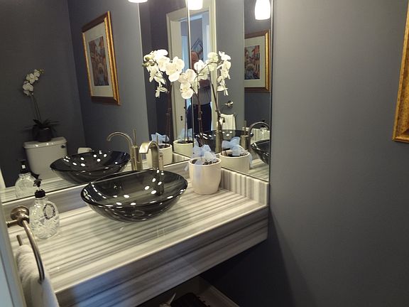1st fl 1/2 bath