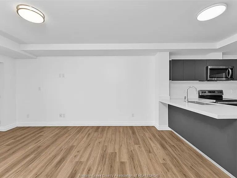 3290 Stella Cres — Photo 7