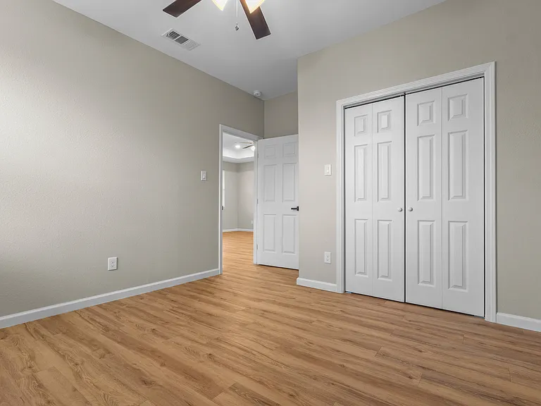 913 W Sherman St — Photo 12