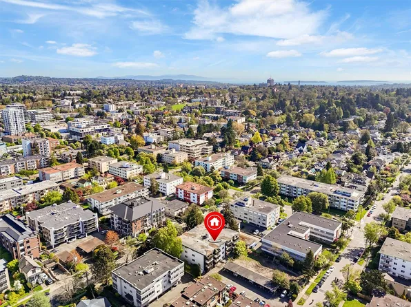 1035 McClure St #204, Victoria, BC V8V 3G1