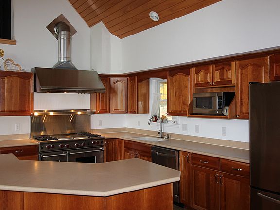 Gourmet Kitchen w/Wolf stove