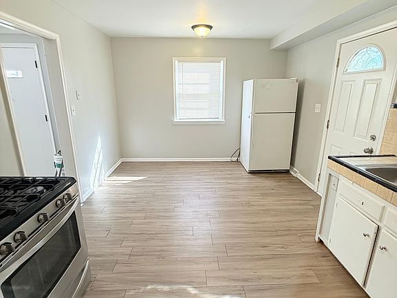 4th image of 17633 Henry St