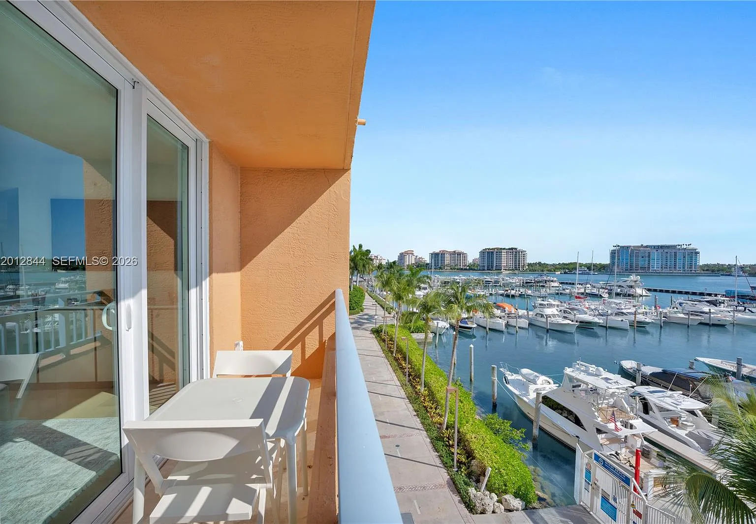 Yacht Club At Portofino C — Photo 3