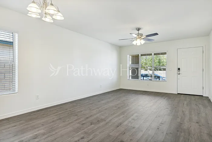 207 W Latona Rd — Photo 7