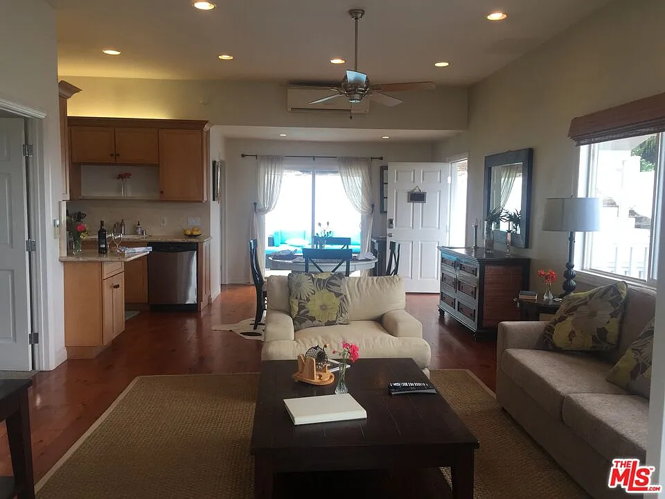 2 bed, 1.0 bath, 990 sqft, $5,350 — Photo 1