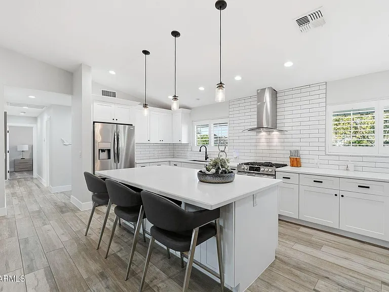 3041 E Elm St — Photo 17