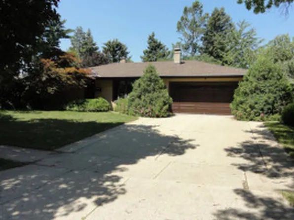 810 Sunrise Ln, Rockford, IL 61107