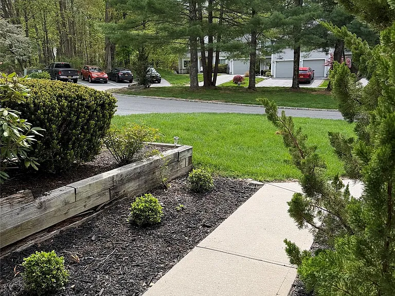 73 Cornwall Cir — Photo 3